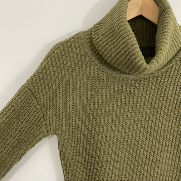 Banana Republic Crossover Turtleneck Sweater Womens S Army Green Merino Wool GUC - Picture 3 of 12